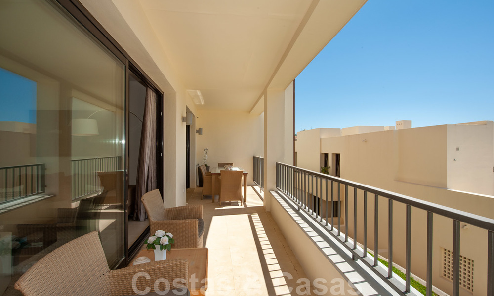 Tijdloos modern appartement te koop in Marbella met zeezicht 27963