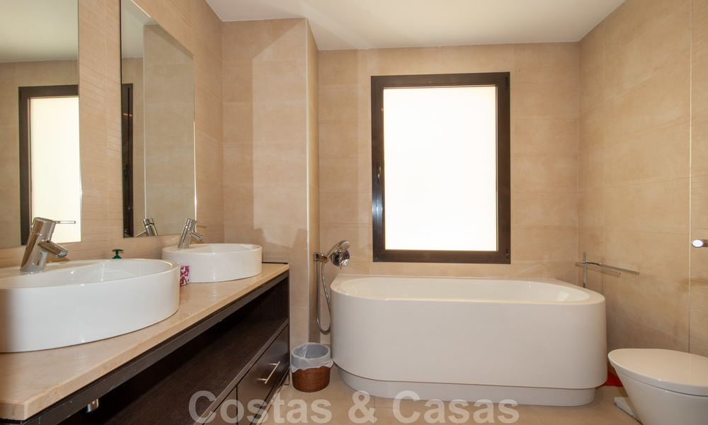 Tijdloos modern appartement te koop in Marbella met zeezicht 27970