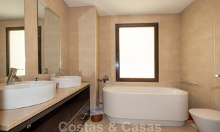 Tijdloos modern appartement te koop in Marbella met zeezicht 27970 