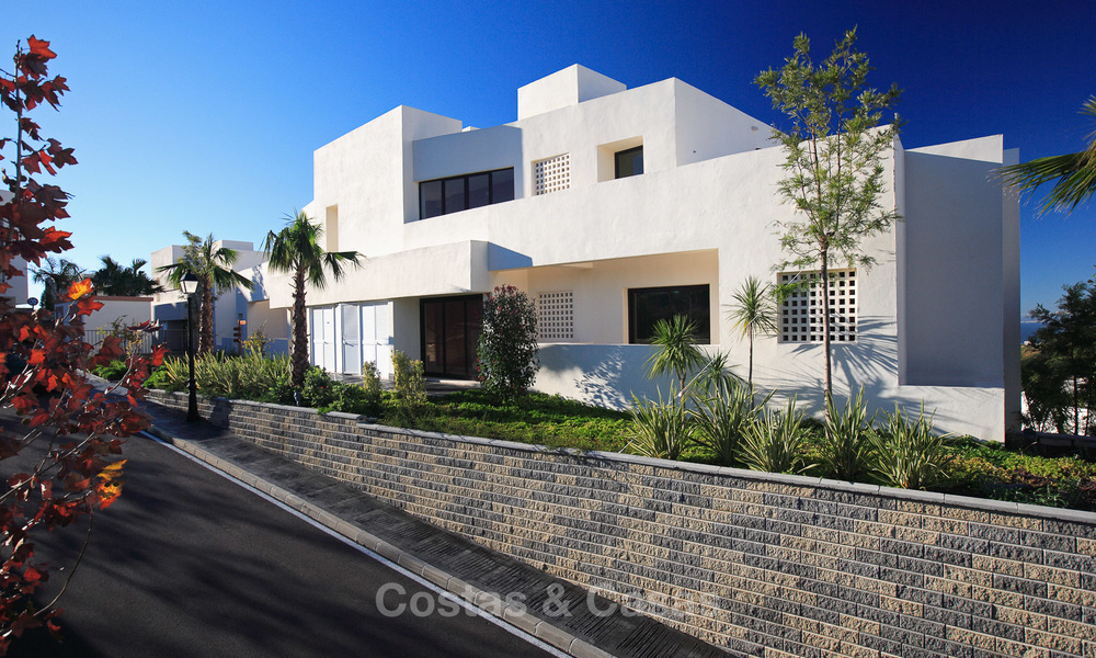 Tijdloos modern appartement te koop in Marbella met zeezicht 27980