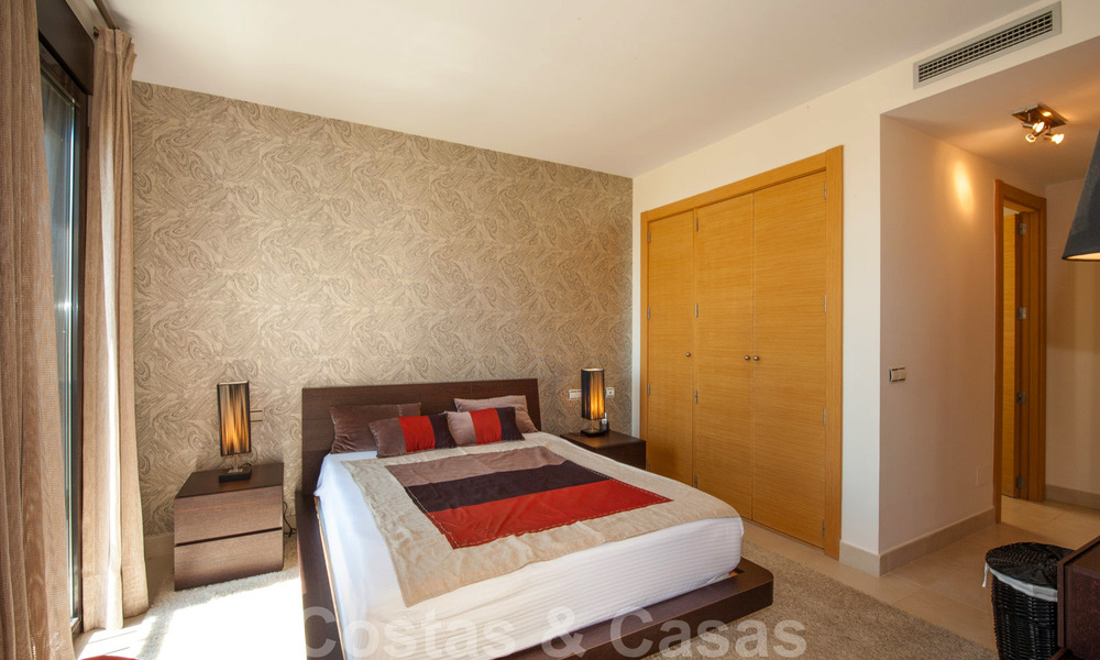 Tijdloos modern appartement te koop in Marbella met zeezicht 27990