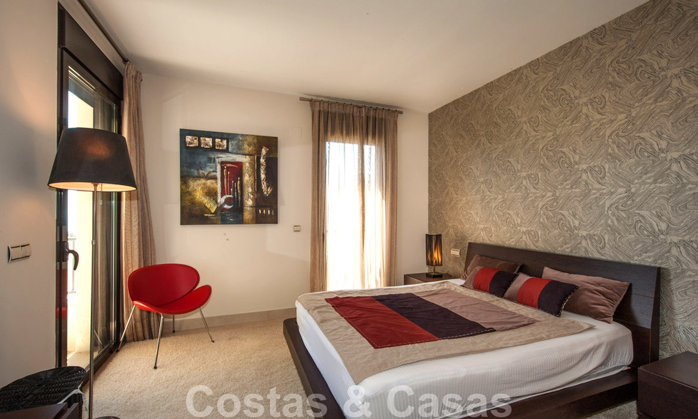 Tijdloos modern appartement te koop in Marbella met zeezicht 27991