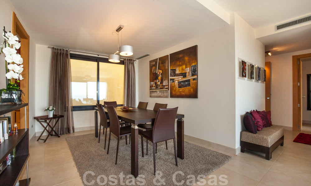 Tijdloos modern appartement te koop in Marbella met zeezicht 27992