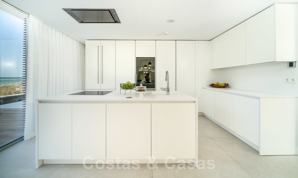 Instapklare moderne luxe eerstelijnsstrand villa te koop in een exclusief complex in Estepona, Costa del Sol 28209