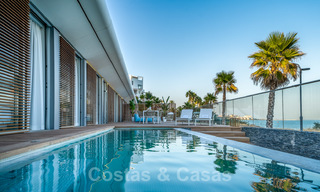 Instapklare moderne luxe eerstelijnsstrand villa te koop in een exclusief complex in Estepona, Costa del Sol 28216 