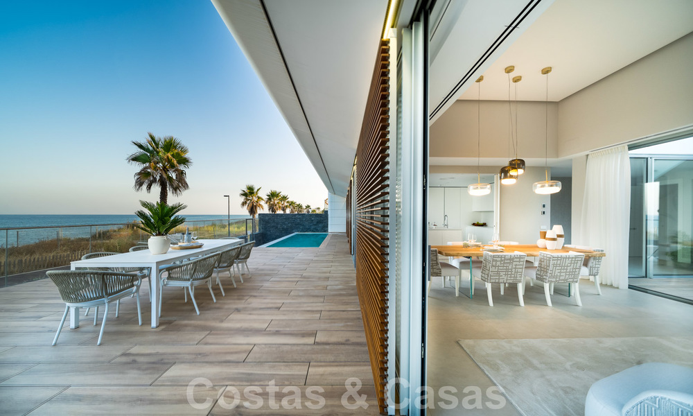 Instapklare moderne luxe eerstelijnsstrand villa te koop in een exclusief complex in Estepona, Costa del Sol 28217