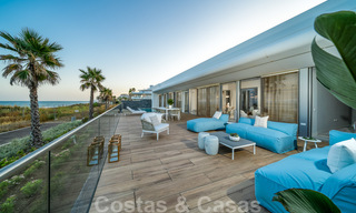 Instapklare moderne luxe eerstelijnsstrand villa te koop in een exclusief complex in Estepona, Costa del Sol 28218 