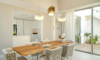 Instapklare moderne luxe eerstelijnsstrand villa te koop in een exclusief complex in Estepona, Costa del Sol 28221 