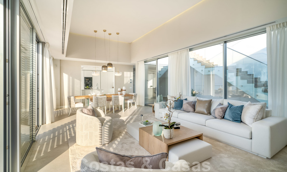 Instapklare moderne luxe eerstelijnsstrand villa te koop in een exclusief complex in Estepona, Costa del Sol 28224