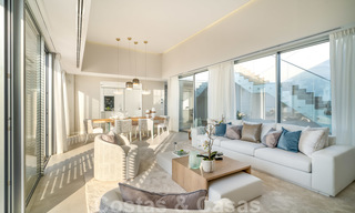 Instapklare moderne luxe eerstelijnsstrand villa te koop in een exclusief complex in Estepona, Costa del Sol 28224 