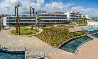 Instapklare moderne luxe eerstelijnsstrand villa te koop in een exclusief complex in Estepona, Costa del Sol 28228 