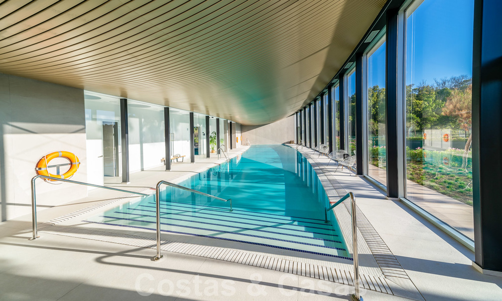 Instapklare moderne luxe eerstelijnsstrand villa te koop in een exclusief complex in Estepona, Costa del Sol 28235