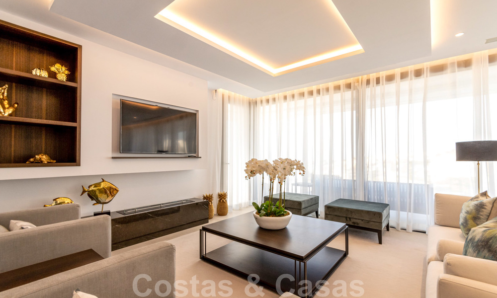 Elegante, nieuwe moderne villa met prachtig panoramisch uitzicht op de kust en de zee te koop, Nueva Andalucia, Marbella 28097