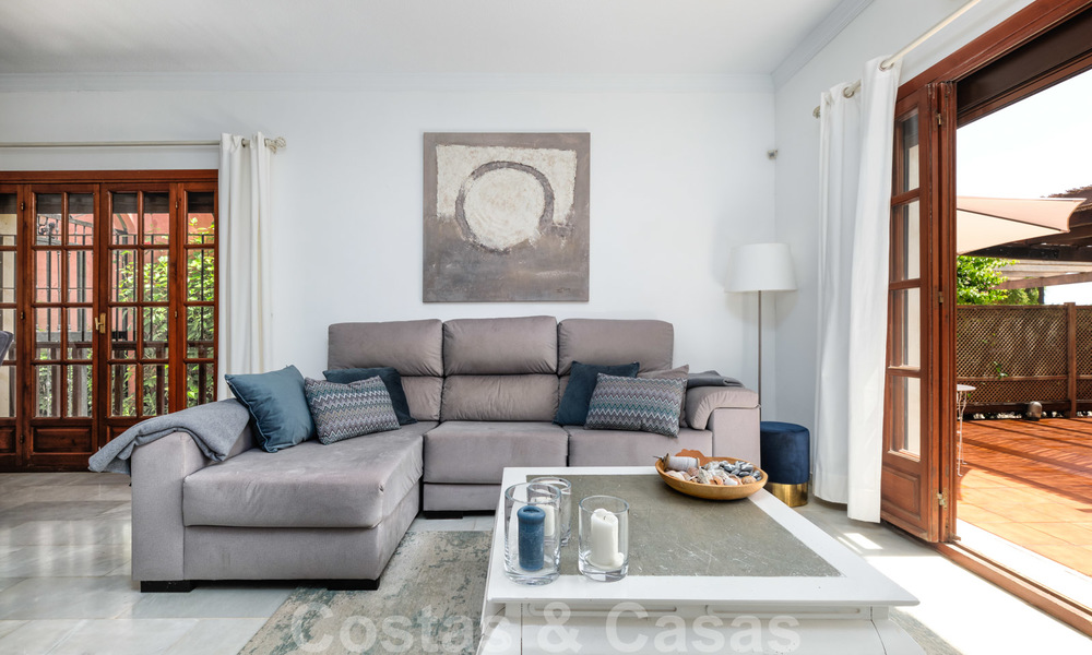 Geherdecoreerd huis te koop in een klein strandcomplex met mooi zwembad in Estepona West, dicht bij de stad 28101