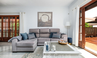 Geherdecoreerd huis te koop in een klein strandcomplex met mooi zwembad in Estepona West, dicht bij de stad 28101 