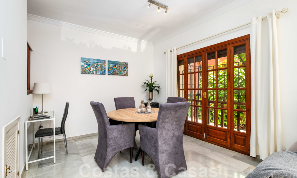 Geherdecoreerd huis te koop in een klein strandcomplex met mooi zwembad in Estepona West, dicht bij de stad 28102