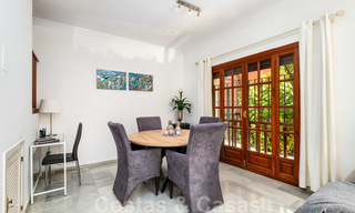 Geherdecoreerd huis te koop in een klein strandcomplex met mooi zwembad in Estepona West, dicht bij de stad 28102 