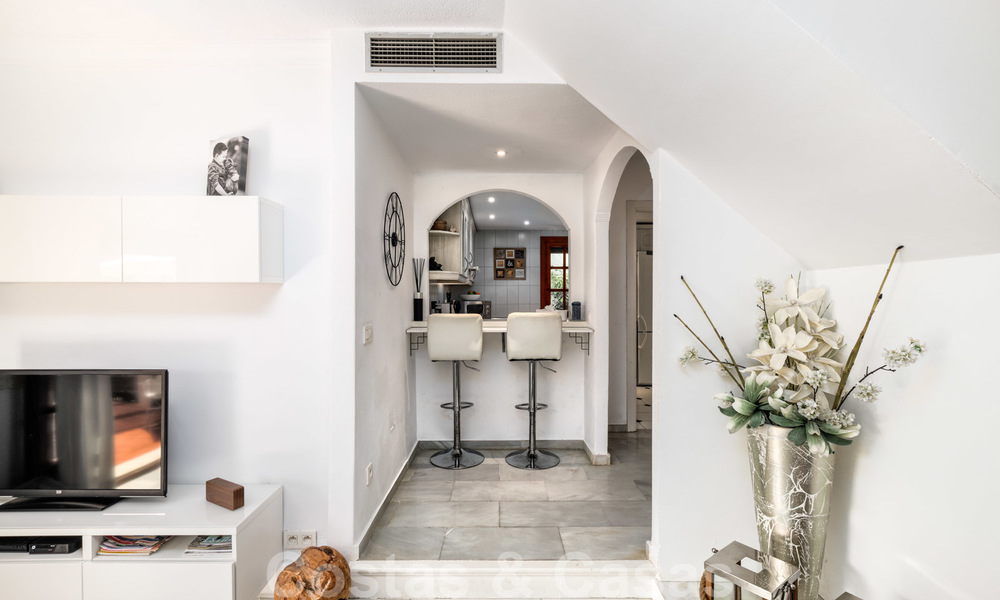 Geherdecoreerd huis te koop in een klein strandcomplex met mooi zwembad in Estepona West, dicht bij de stad 28103