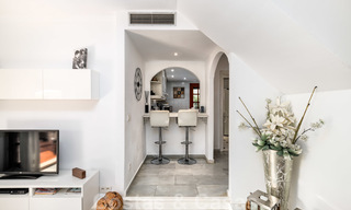 Geherdecoreerd huis te koop in een klein strandcomplex met mooi zwembad in Estepona West, dicht bij de stad 28103 