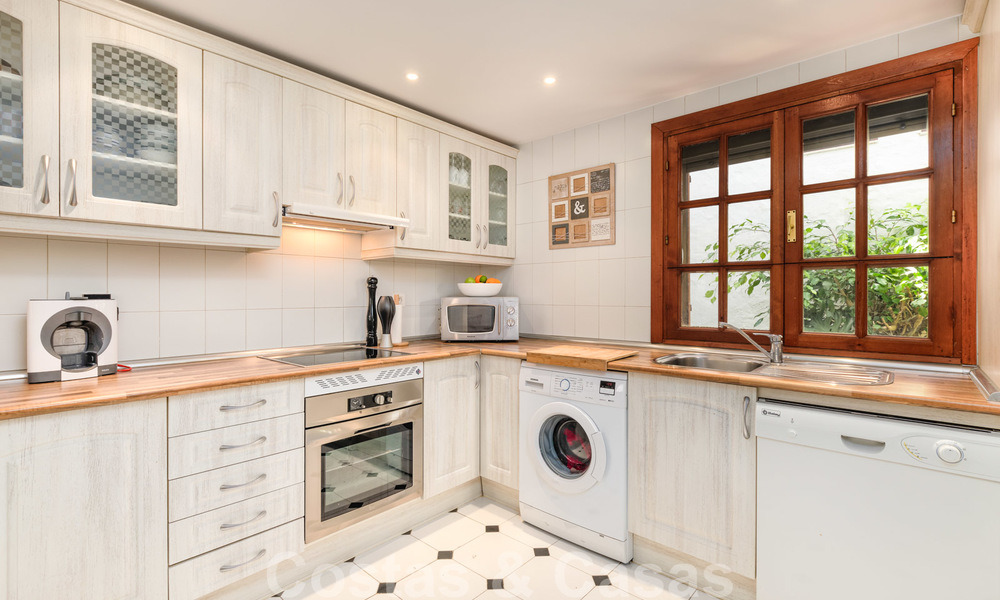 Geherdecoreerd huis te koop in een klein strandcomplex met mooi zwembad in Estepona West, dicht bij de stad 28105