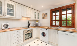 Geherdecoreerd huis te koop in een klein strandcomplex met mooi zwembad in Estepona West, dicht bij de stad 28105 