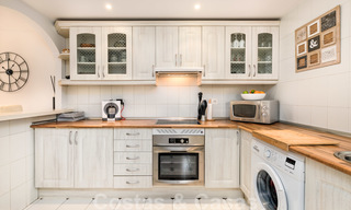 Geherdecoreerd huis te koop in een klein strandcomplex met mooi zwembad in Estepona West, dicht bij de stad 28106 