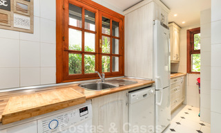 Geherdecoreerd huis te koop in een klein strandcomplex met mooi zwembad in Estepona West, dicht bij de stad 28107 