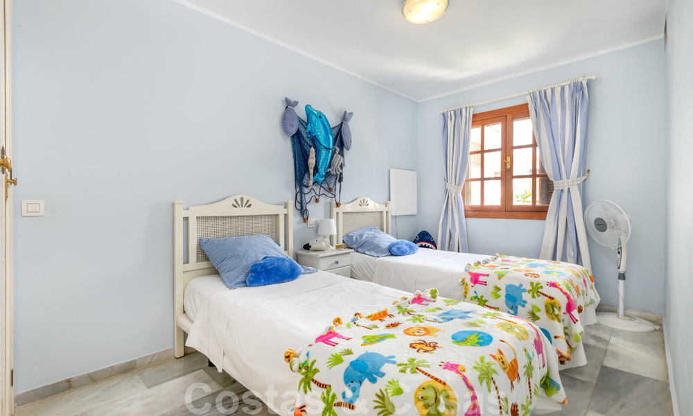 Geherdecoreerd huis te koop in een klein strandcomplex met mooi zwembad in Estepona West, dicht bij de stad 28110