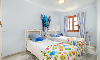 Geherdecoreerd huis te koop in een klein strandcomplex met mooi zwembad in Estepona West, dicht bij de stad 28110 