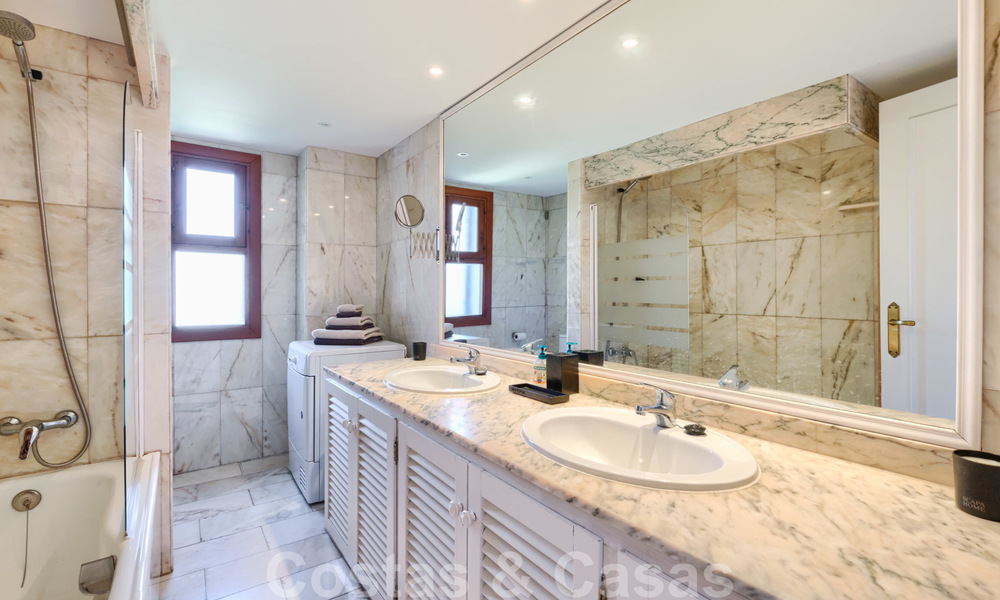 Geherdecoreerd huis te koop in een klein strandcomplex met mooi zwembad in Estepona West, dicht bij de stad 28111