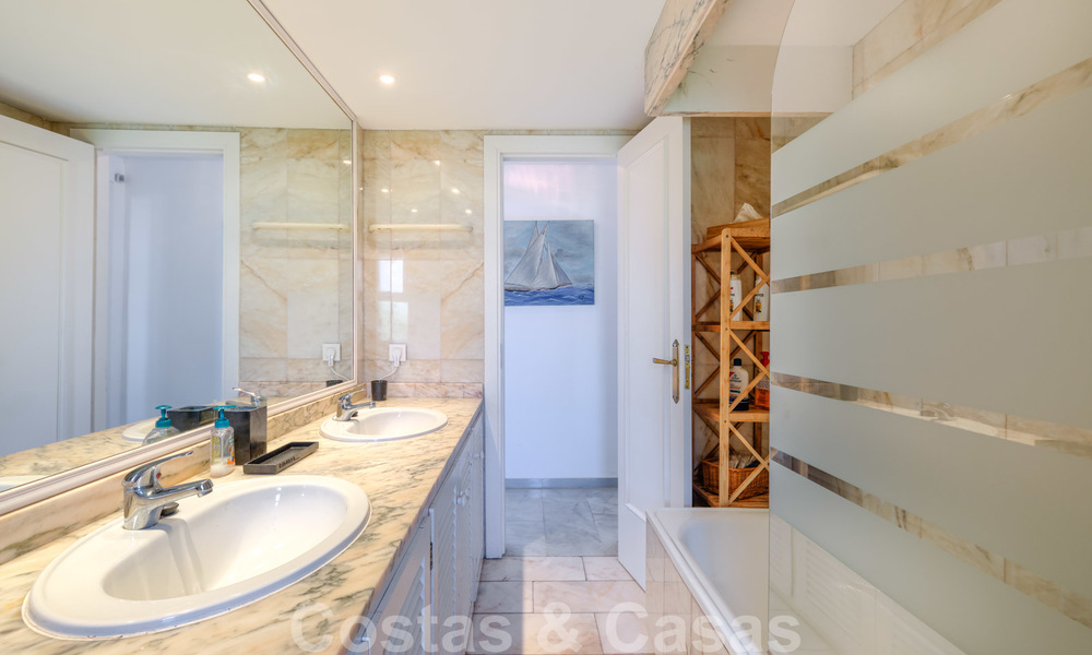 Geherdecoreerd huis te koop in een klein strandcomplex met mooi zwembad in Estepona West, dicht bij de stad 28112