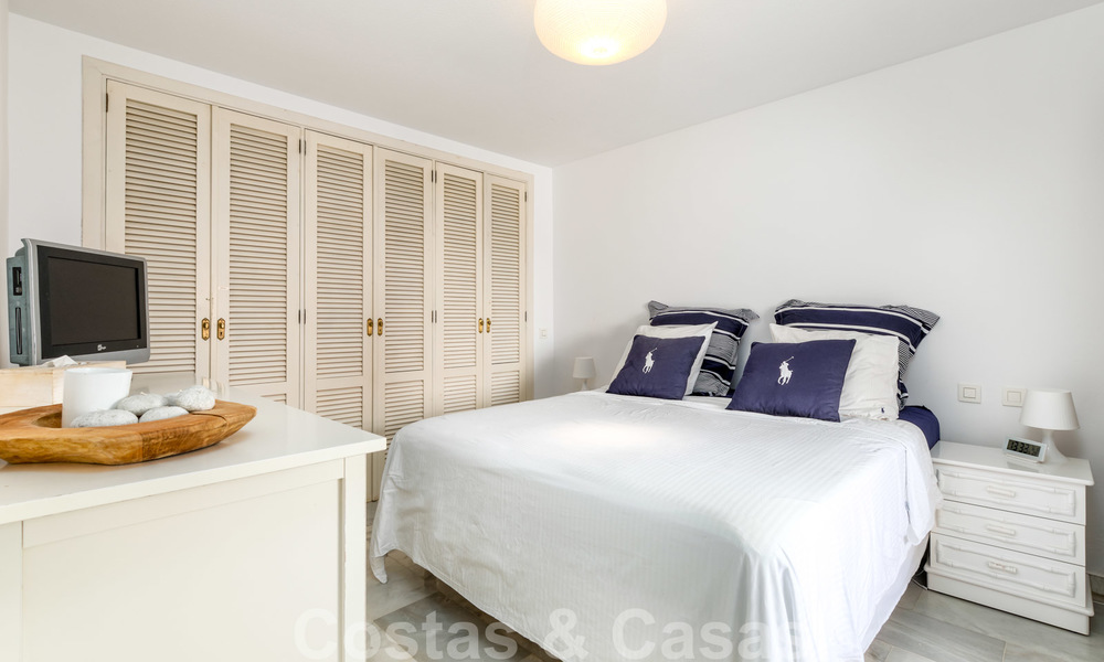 Geherdecoreerd huis te koop in een klein strandcomplex met mooi zwembad in Estepona West, dicht bij de stad 28113