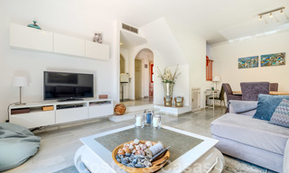 Geherdecoreerd huis te koop in een klein strandcomplex met mooi zwembad in Estepona West, dicht bij de stad 28117 