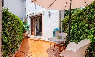 Geherdecoreerd huis te koop in een klein strandcomplex met mooi zwembad in Estepona West, dicht bij de stad 28120 