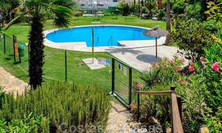 Geherdecoreerd huis te koop in een klein strandcomplex met mooi zwembad in Estepona West, dicht bij de stad 28121 