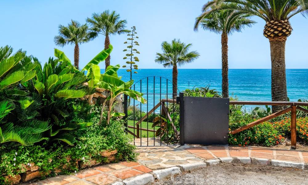 Geherdecoreerd huis te koop in een klein strandcomplex met mooi zwembad in Estepona West, dicht bij de stad 28122