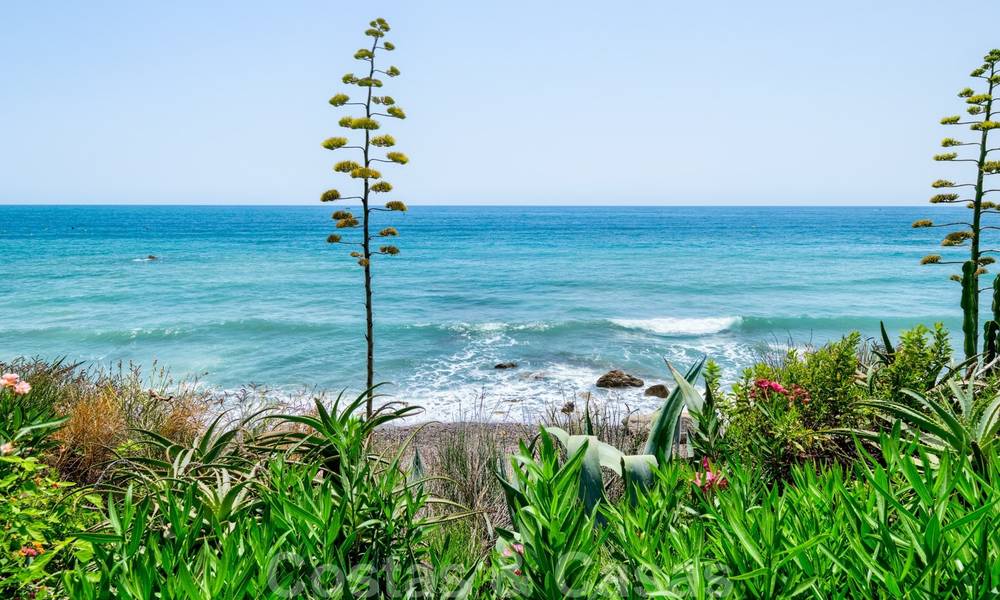 Geherdecoreerd huis te koop in een klein strandcomplex met mooi zwembad in Estepona West, dicht bij de stad 28125