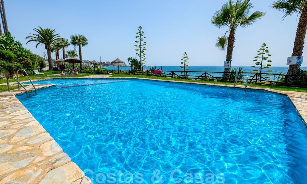 Geherdecoreerd huis te koop in een klein strandcomplex met mooi zwembad in Estepona West, dicht bij de stad 28126