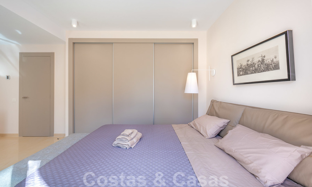 Gerenoveerd appartement te koop in het iconische eerstelijnsstrand complex Gray D’Albion in Puerto Banus, Marbella 28348