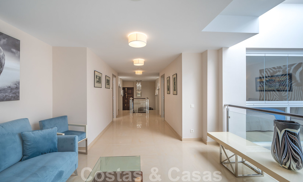 Gerenoveerd appartement te koop in het iconische eerstelijnsstrand complex Gray D’Albion in Puerto Banus, Marbella 28352