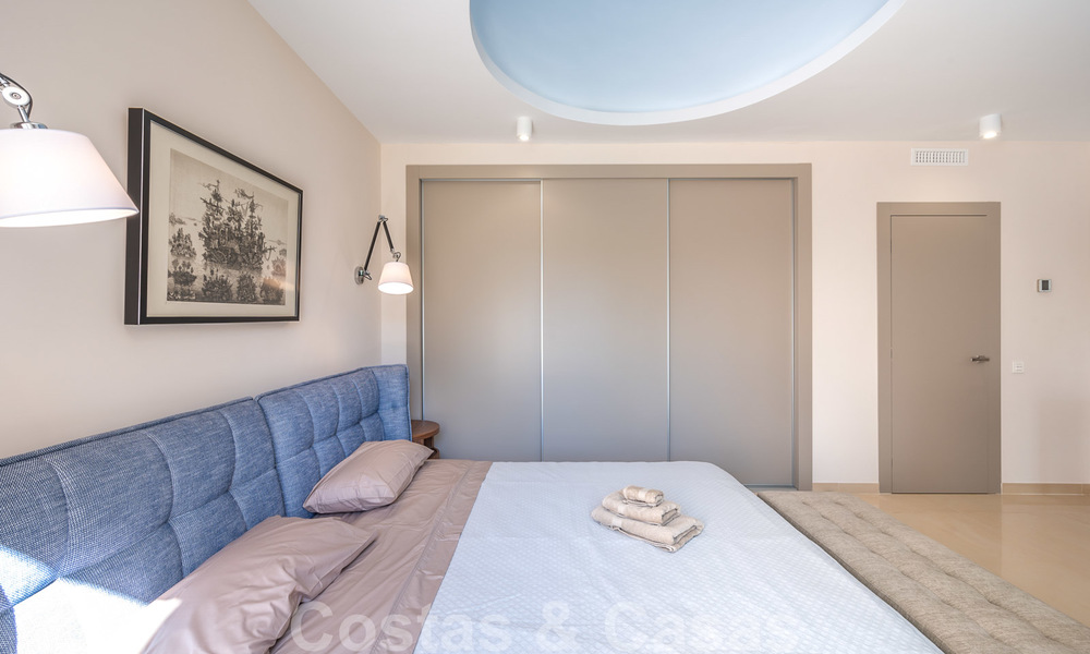 Gerenoveerd appartement te koop in het iconische eerstelijnsstrand complex Gray D’Albion in Puerto Banus, Marbella 28360