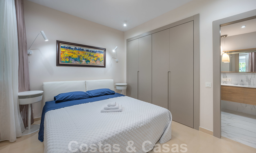 Gerenoveerd appartement te koop in het iconische eerstelijnsstrand complex Gray D’Albion in Puerto Banus, Marbella 28378