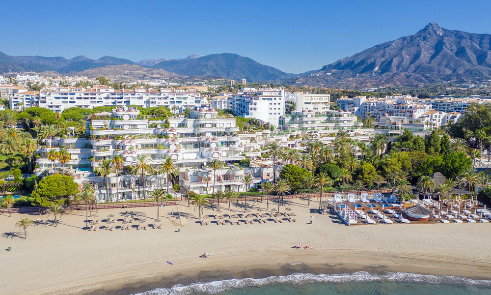 Gerenoveerd appartement te koop in het iconische eerstelijnsstrand complex Gray D’Albion in Puerto Banus, Marbella 28399