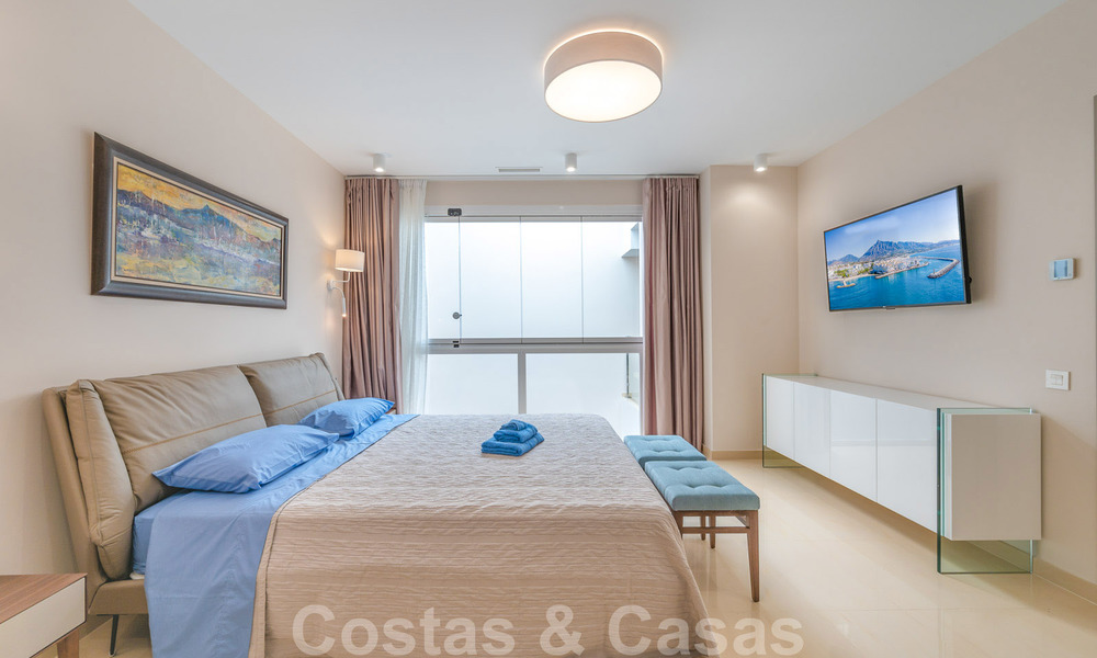 Gerenoveerd appartement te koop in het iconische eerstelijnsstrand complex Gray D’Albion in Puerto Banus, Marbella 28405