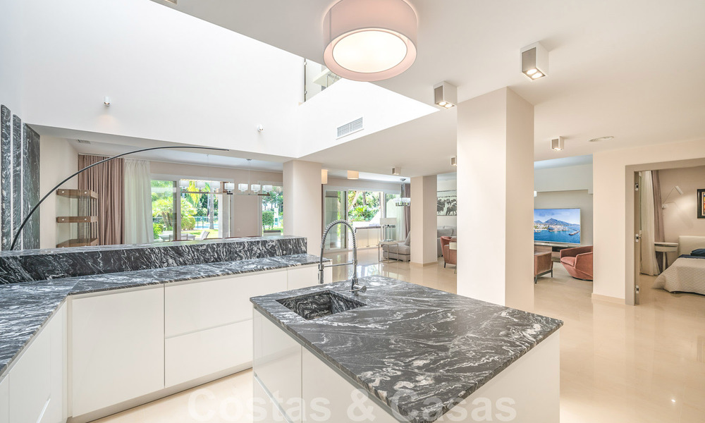 Gerenoveerd appartement te koop in het iconische eerstelijnsstrand complex Gray D’Albion in Puerto Banus, Marbella 28407