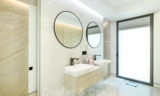 Privé herverkoop! Nieuw op de markt. Ultra deluxe avant garde strand appartement te koop in een exclusief complex aan de New Golden Mile, Marbella - Estepona 28691 