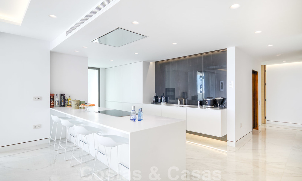 Privé herverkoop! Nieuw op de markt. Ultra deluxe avant garde strand appartement te koop in een exclusief complex aan de New Golden Mile, Marbella - Estepona 28692