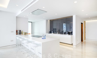 Privé herverkoop! Nieuw op de markt. Ultra deluxe avant garde strand appartement te koop in een exclusief complex aan de New Golden Mile, Marbella - Estepona 28692 