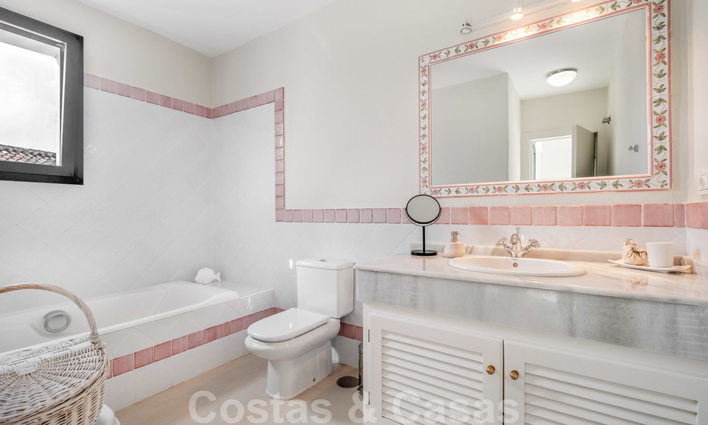 Prachtig huis met uitzicht op de groene omgeving en de zee in een gated community op de Golden Mile - Marbella 28604