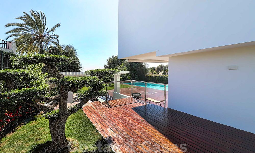 Instapklare moderne villa te koop, op loopafstand van Puerto Banus in Nueva Andalucia, Marbella 28658